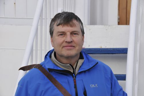 Mads Jensen er tidligere pilot, nu sejler han som praktikant fra Havnsø til Nekselø..