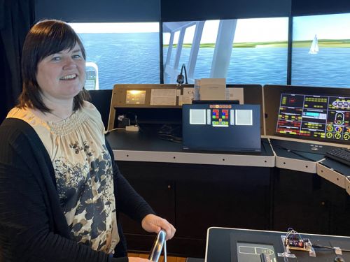 Som en del af besøget besøgte politikerne Marstal Navigationsskole. Ø-udvalgets formand, Karina Lorentzen Dehnhardt, prøvede skolens simulator og lagde Ellen flot til kaj i Søby.